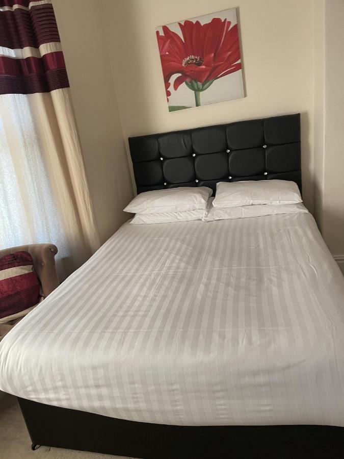 Diamonds Lodge Near York Hospital Εξωτερικό φωτογραφία