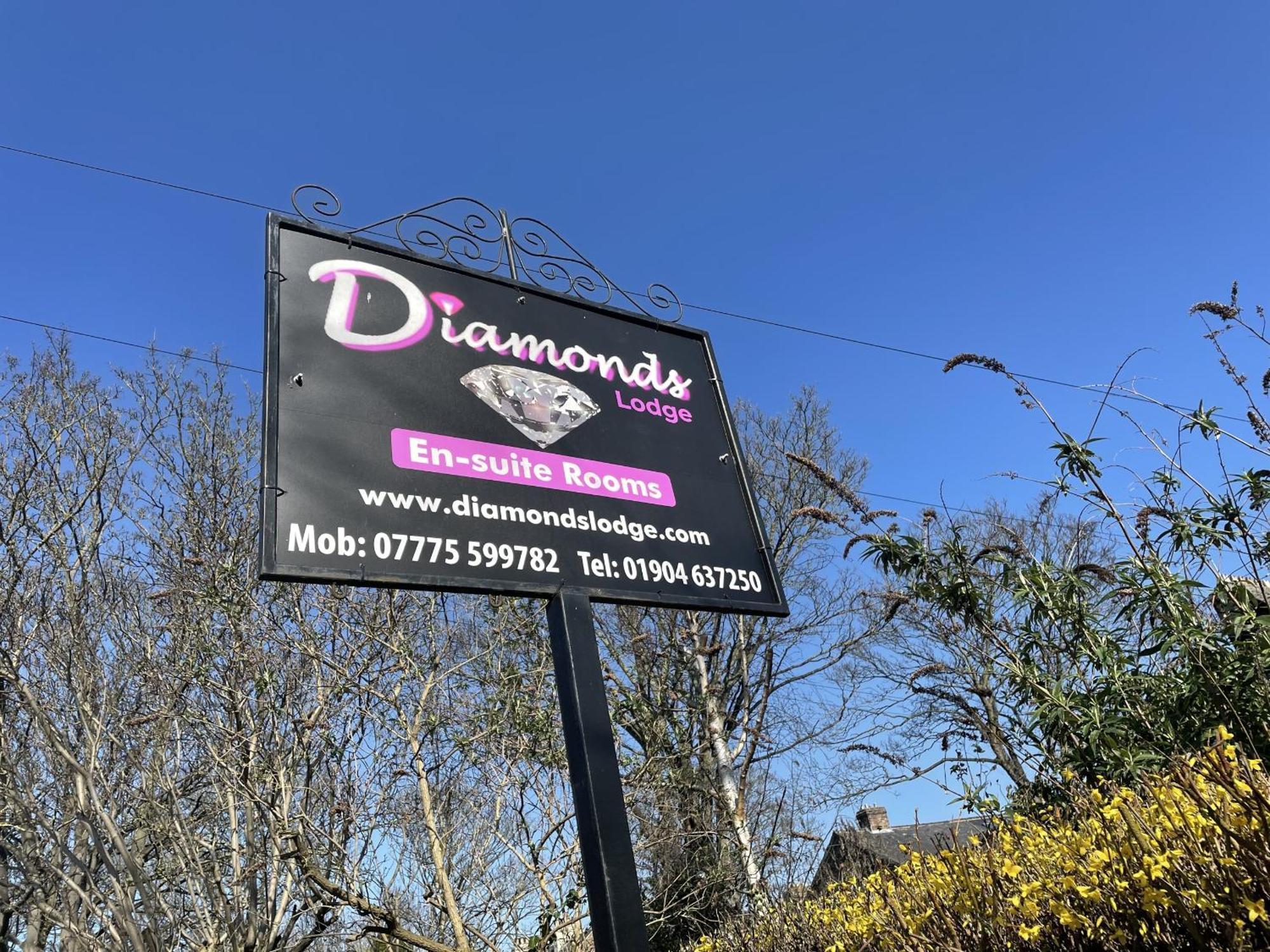 Diamonds Lodge Near York Hospital Εξωτερικό φωτογραφία